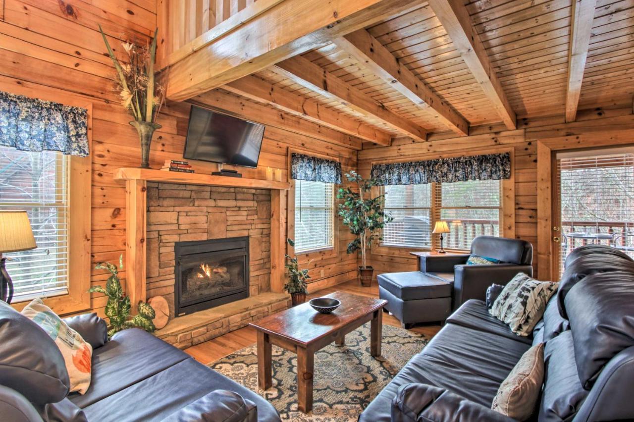 Romantic Cabin With Hot Tub In Pigeon Forge! Esterno foto