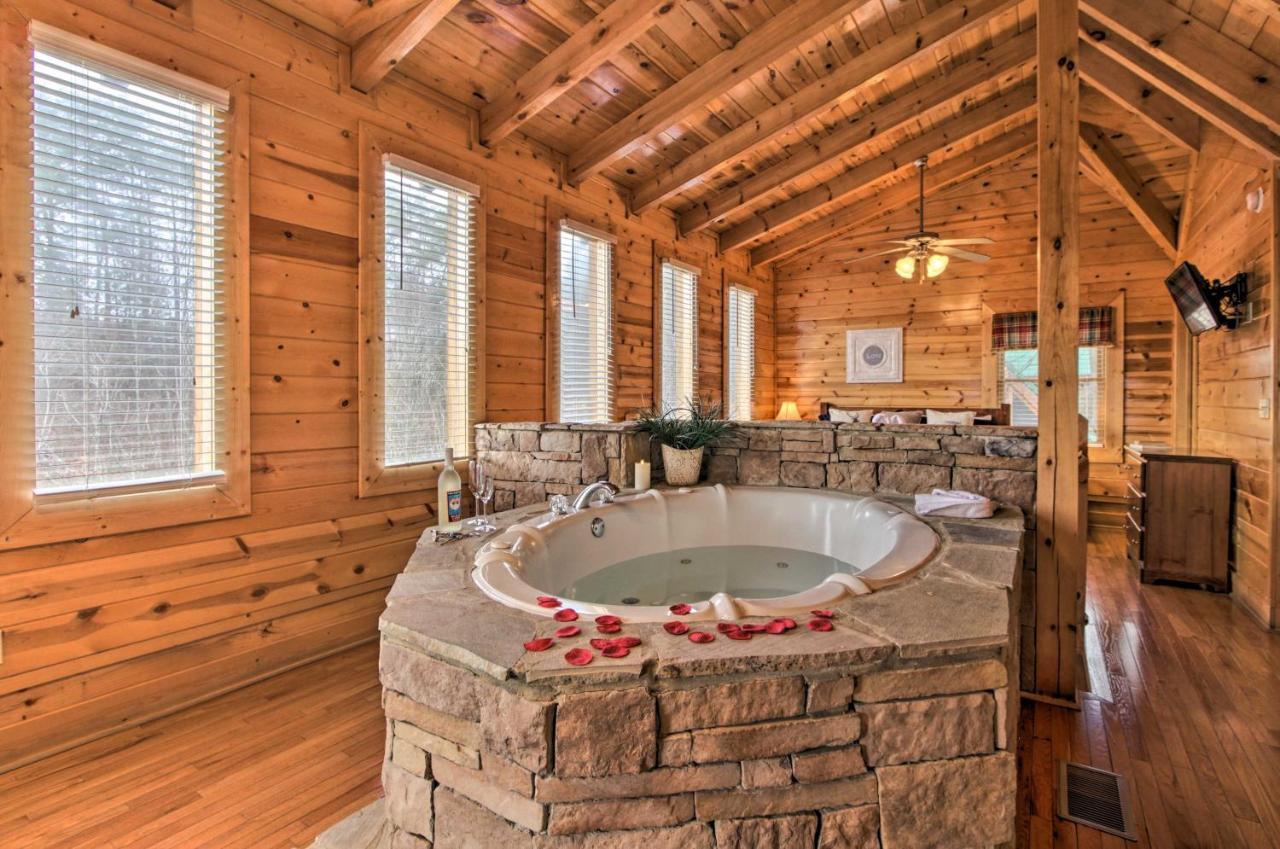 Romantic Cabin With Hot Tub In Pigeon Forge! Esterno foto