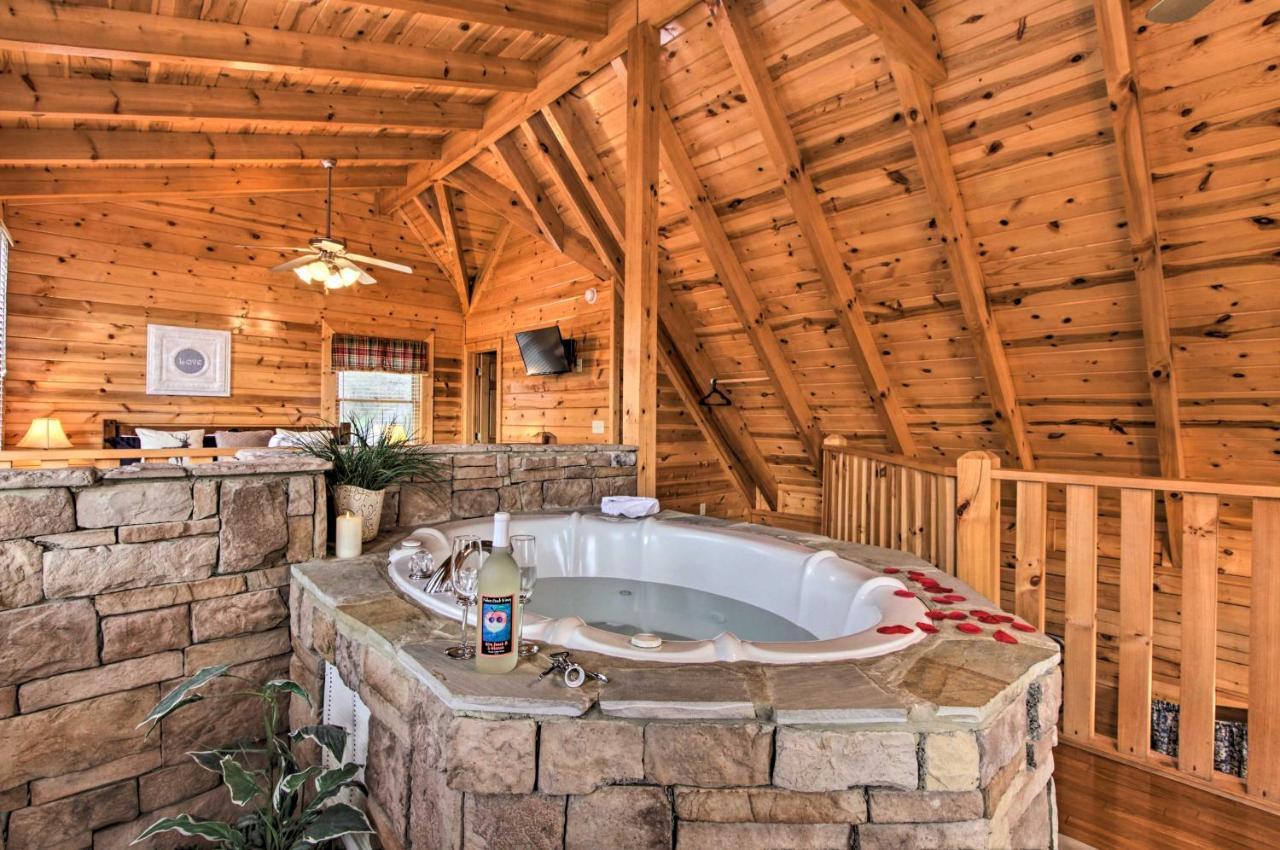 Romantic Cabin With Hot Tub In Pigeon Forge! Esterno foto