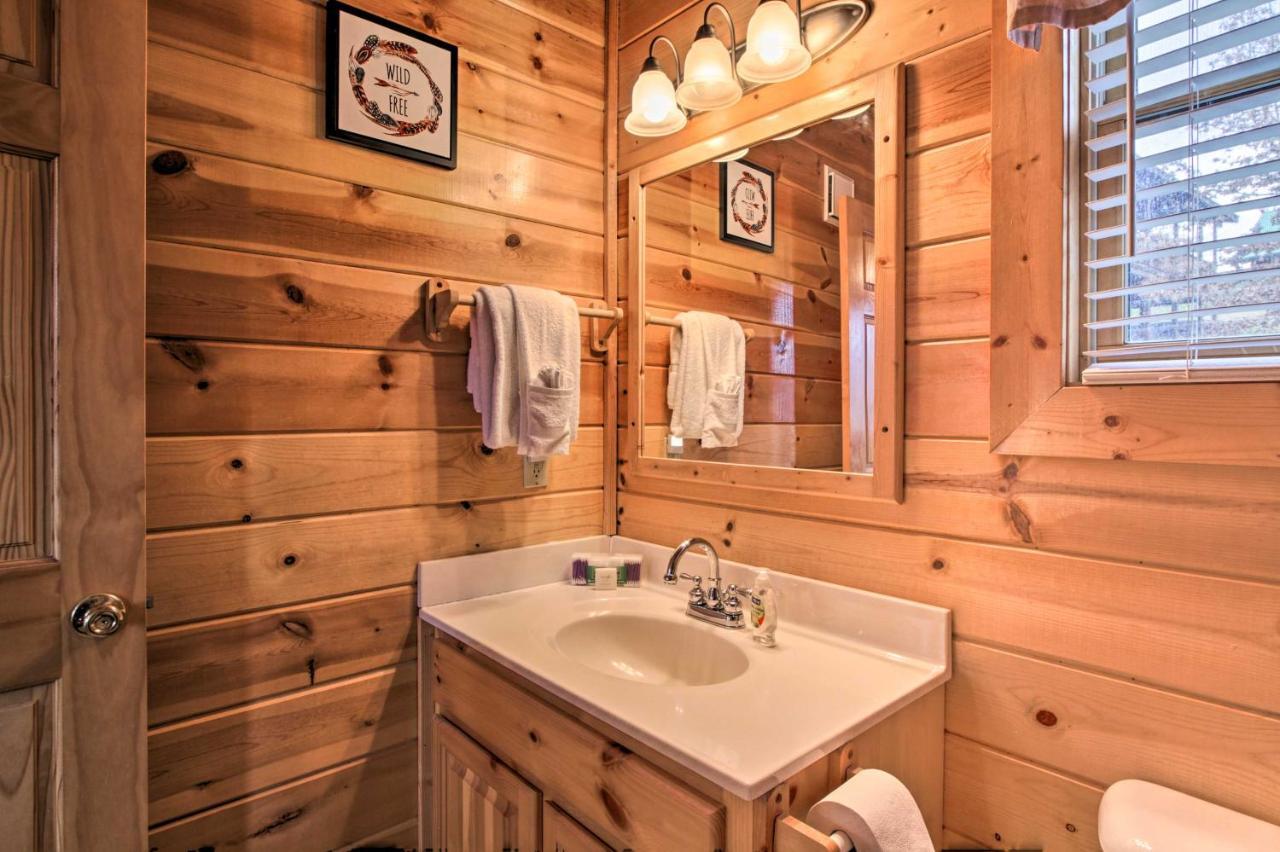 Romantic Cabin With Hot Tub In Pigeon Forge! Esterno foto